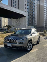 جيب بزون 2018 لون نفطي السيارة ماشية 131كيلو مكينة 2400 4 سلندر المرغو...