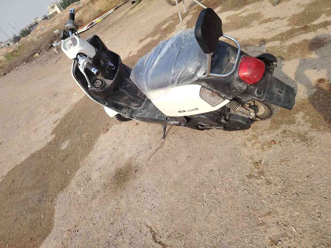 سلام عليكم دراجه بوليس نضيفه مكينه خير من الله صلف هندر كهربايات كله شغال مكان الكوت محتاج سعر 450 رقم ***********
