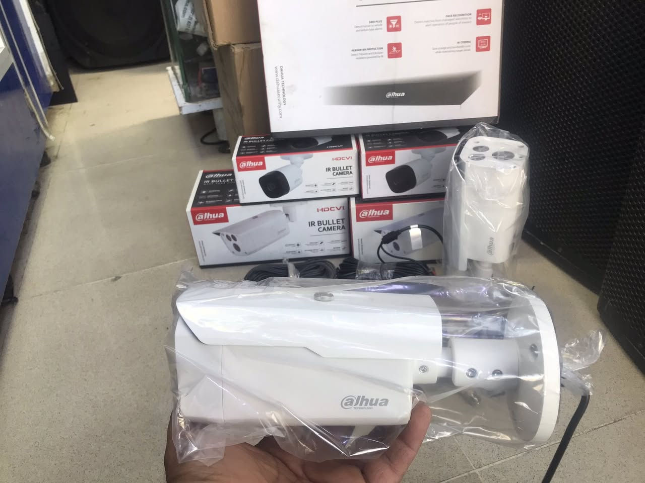 سيستم كاميرات مراقبه اصليه نوع داهوا بدقه 4 ميكا بيكسل كاميرات حديد اكبار 2 و  2. كاميرات صغيره منظومه جاهزه تعال وشد كيبل امتار 100 متر وياهن توصيل موجود***********
