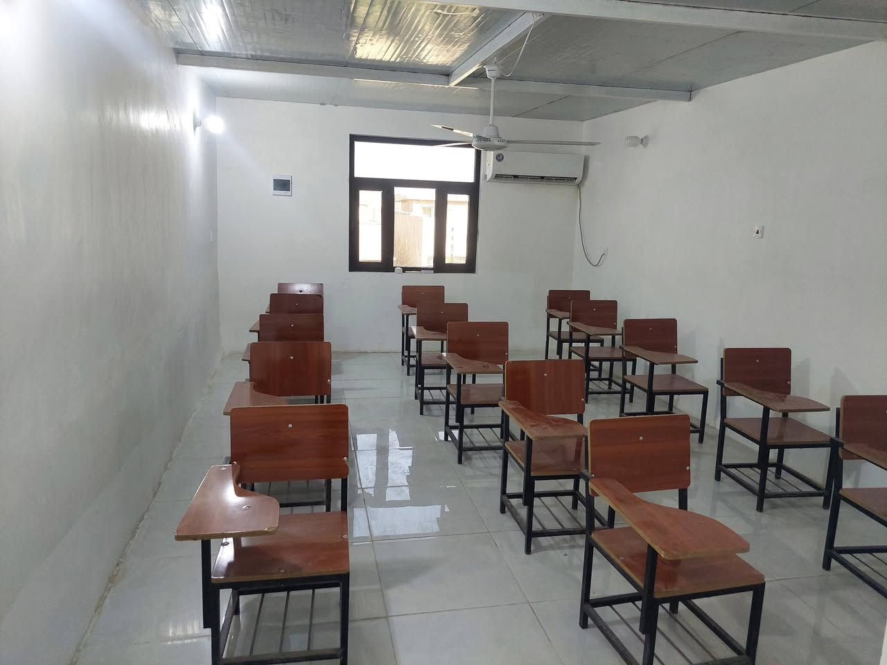 السلام عليكم 
الى كافة المدرسين والمعلمين لكافة المراحل الدراسية 
تتوفر قاعات دراسية مكيفة ومجهزة بالسبورات والمقاعد الجديدة وشاشات العرض الذكية 
العنوان / البياع - شارع ١٣ قرب منفذ الريس 
للتواصل *********** واتساب
