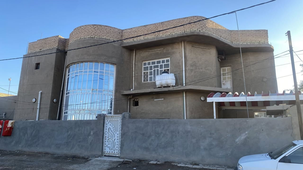 سلام عليكم
بيت للبيع ..
بيت في ام الخيل الثانيه قرب مستوصف الحكيم ركن 👍🏻
المساحة ٣٠٠ متر ✅
طابقين يحتوي على اربع غرف واستقبال وصاله وصحيات عدد ٣ 
اني صاحب الملك مو مكتب عقار والتحويل يكون مباشر من غير وسيط 
للاستفسار اكثر عن العقار والسعر خاص او على الرقم الهاتف 
***********☎️
