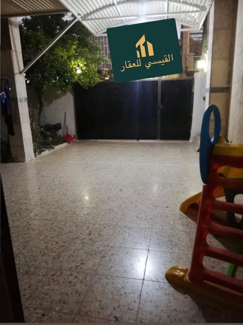 للبيع في السيدية لدى مكتب القيسي للعقار
بيت كلاسك نظيف 

مساحة 300 م²        الواجهة 12 م          النزال 25 م

يحتوي على… 
#الطابق_الارضي غرفة نوم وصالة ومطبخ وخدمات وكراج وحديقة 
#الطابق_الاول اربع غرف نوم  وخدمات

📍الضباط خلف شارع الخيزران من جهة كلية الشعب 

( السعر وتفاوض مباشر مع صاحب العقار )

للاستفسار اكثر اتصل على الارقام او مراسلة الصحفة 

***********

***********  

👇🏼👇🏼👇🏼👇🏼
                        مكتب القيسي للعقار 
السيدية ⬅️ شارع المركز مقابل التفاح الاخضر 

🔴 نكفيك عناء البحث ✔️ لتمتلك عقارك

عندك بيت 🏠 وحاير شلون تبيعه نحن نجيبلك المشتري وبسعر الذي يناسبك

عندك بناء 🏗️ وما عندك وقت تبني نحن نبني لك بأسعار تنافسيه وبكوادر هندسيه مع توثيق مراحل العمل بالتصوير حتى تكون مطمئن
