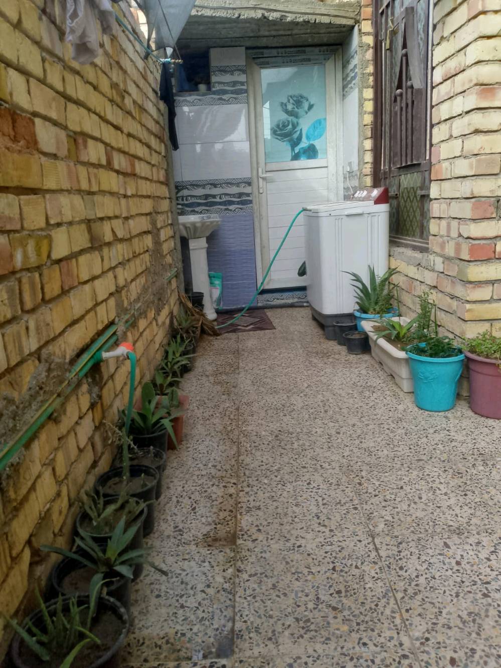 بيت للبيع او مراوس 
مساحه 100 متر  زراعي سند 117مربع طابق ونص 
العنوان الشعب المربع الي بصف حي المهندسين فتحه ملعب سانسيرو قريب عل شارع 
للاستفسار الاتصال على الرقم او واتساب ***********