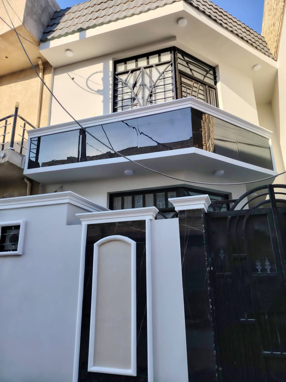 دار ٧٥ متر في مجمع القلعة
فرصة استثمارية.
المساحة 75 متر..طابق ونصف بيت  غير مسكون..
للبيع بيت في مجمع القلعه. كاع محمد حلوة مقابل مستشفى الكفيل التخصصي. يبعد عن شارع الرئيسي 20 متر فقط. يحتوي على غرفة نوم عدد 1 ومطبخ واستقبال وصالة. 
الأرض زراعي سند ٢٥ مكاتبة واقرار محكمة. البناء طابوك جمهوري. كونكريت مسلح.شارع تبليط 10 متر 
للاستفسار مكتب قدم الخير.
غسان الطرفي.
***********
