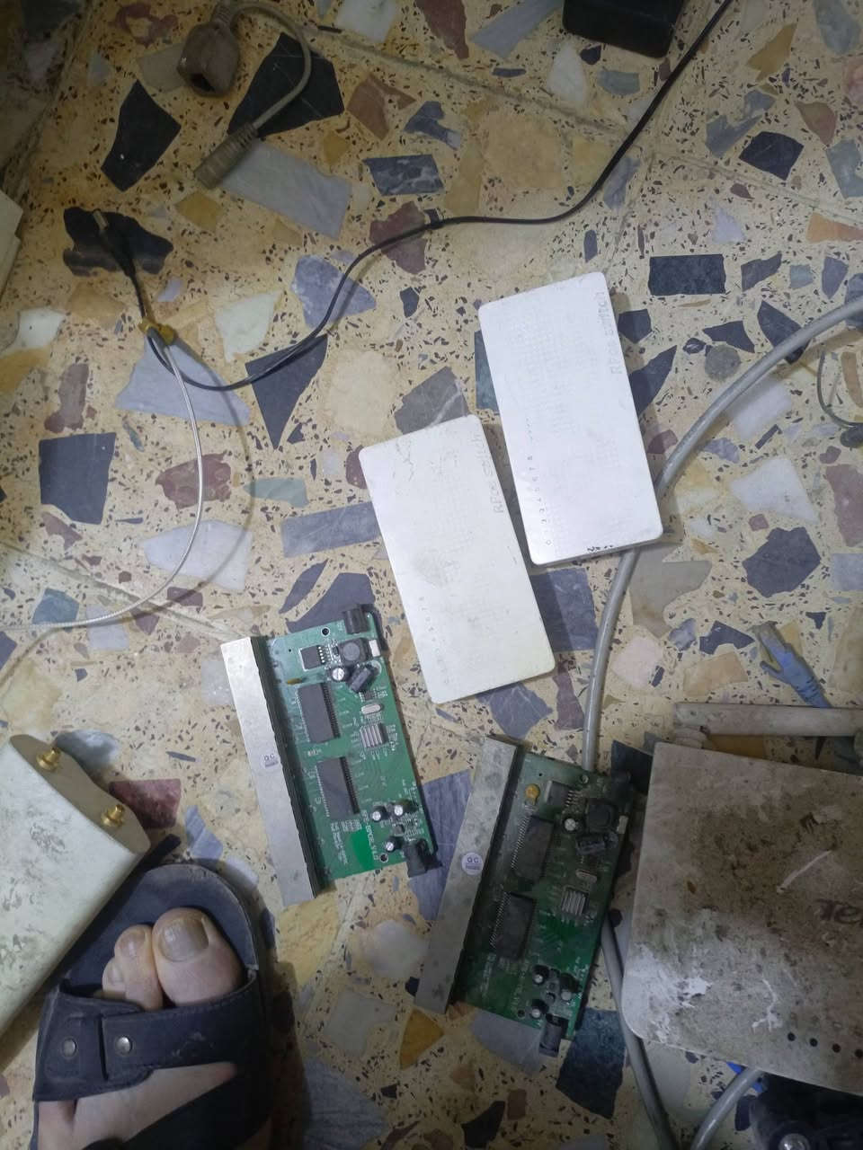 السلام عليكم
غراض مستعملة للبيع 
راوتر بورد 2011 البورت ال 10 عاطل
راوتر برود 433 5 g عدد 3
راوتر بورد 433 2.4 عدد 2
فلاتة 433 
سكترات 2.4 عدد 3 120
باج بنل 100 2
باج بنل كيكا ٨ بورت 1
بور سبلاي 1
هاب 8بورت poe عدد 4
سيسكو 2950 1
راوتر بورد 912 الشكل القديم 3


**إذا كنت صاحب هذا الإعلان وتريد حذفه لأي سبب، رجاءا أرسل رسالة إلى الدعم الفني**