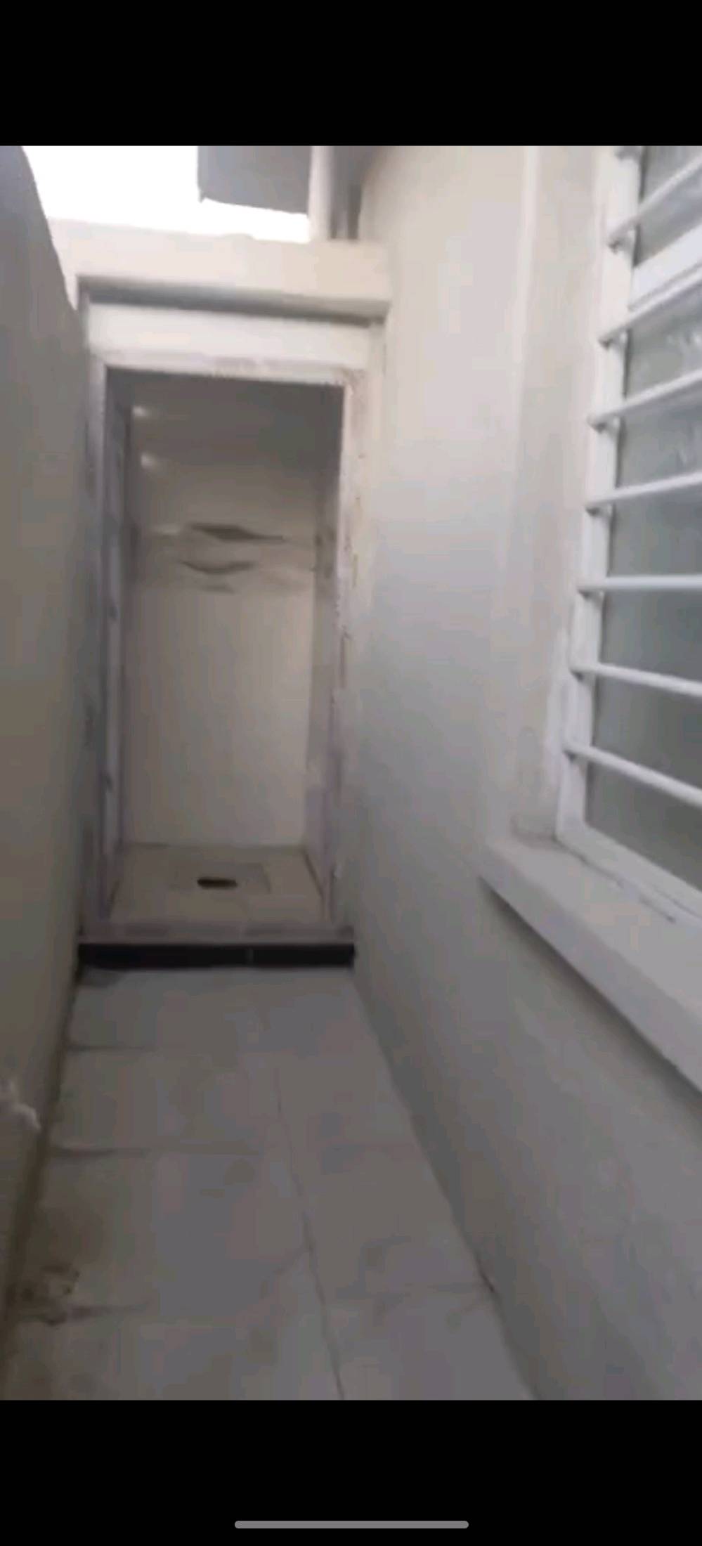 بيت للبيع سبع قصور-شارع المشروع 
البيت مساحتة 75متر 
البناء جديد
صالة وغرفة وصحيات والصطح  يصير بي غرفة
للتواصل 
***********
***********