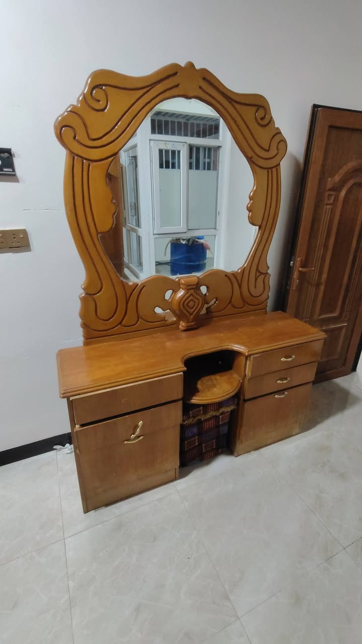 غرفه للبيع
السعر 350 وبها مجال 
***********
