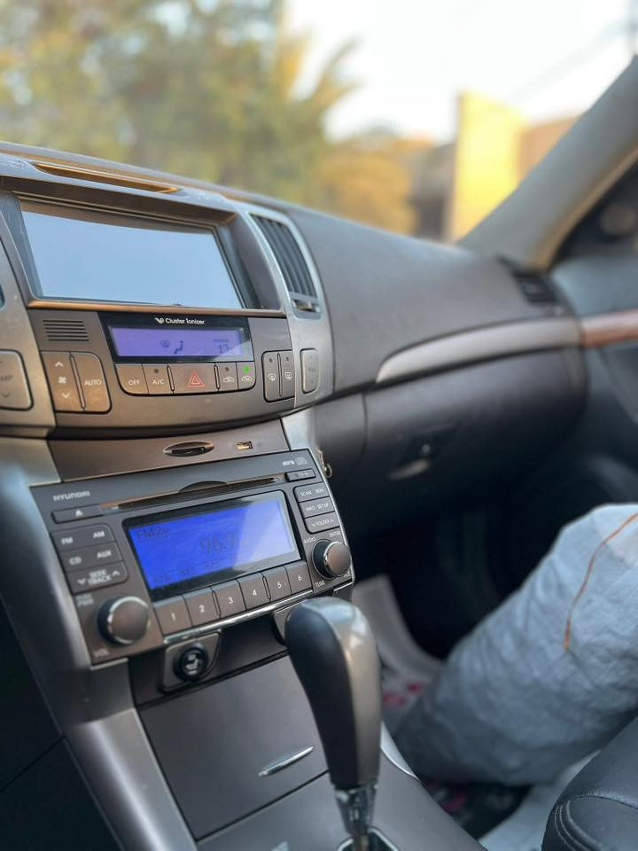 السلامً عليكم. سوناتا 2010. متؤمه طبق الاصل بشرط الجاسبه. وسنويه لل29.   شاشه وتحكمات جهتين. 
تبريد تدفئه. 
كشنات جلد 
تدفئه كشنات. 
سياره اصل غاز. يعني انسه الصرف بعد 
العنوان بغداد. 
السعر 55 
***********
