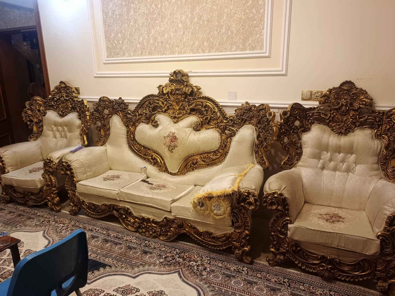 تخم ملكي 2 قنفه كبيره + 6 كراسي نظافة 95 ٪ لا شك ولا كسر للاستفسار *********** اتصال واتس
*********** اتصال
مكان كوت منطقة السياسين
