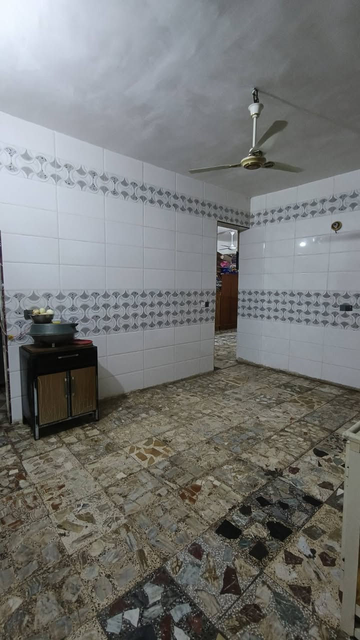 بيت ٢٠٠متر بناء كامل مي كهرباء على شارع السياحي مقابيل مجمع الحياة الطبي شارع المسبح 
للأستفسار على الرقم ‏‪***********‬‏

