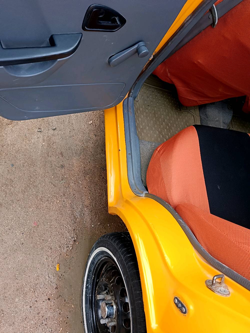 السلام عليكم سايبا مديل 18 سنوية لل 30 بصرة بسمي السيارة نظافتهة مثل بالصورة ضربتهة جاملغ امامي موضح بالصورة البقية كفالة نظيفة كلش مابيهة خياسات مكفولة من كير ومحرك تبريد تدفئه شغال حدادة استوني امبدلهة امامي خلفي السيارة جاهزة من كلشي كهربائيات عارضانيات مابيهة اي نقص سعرها 40 وبيهة مجال رقم الهاتف ***********