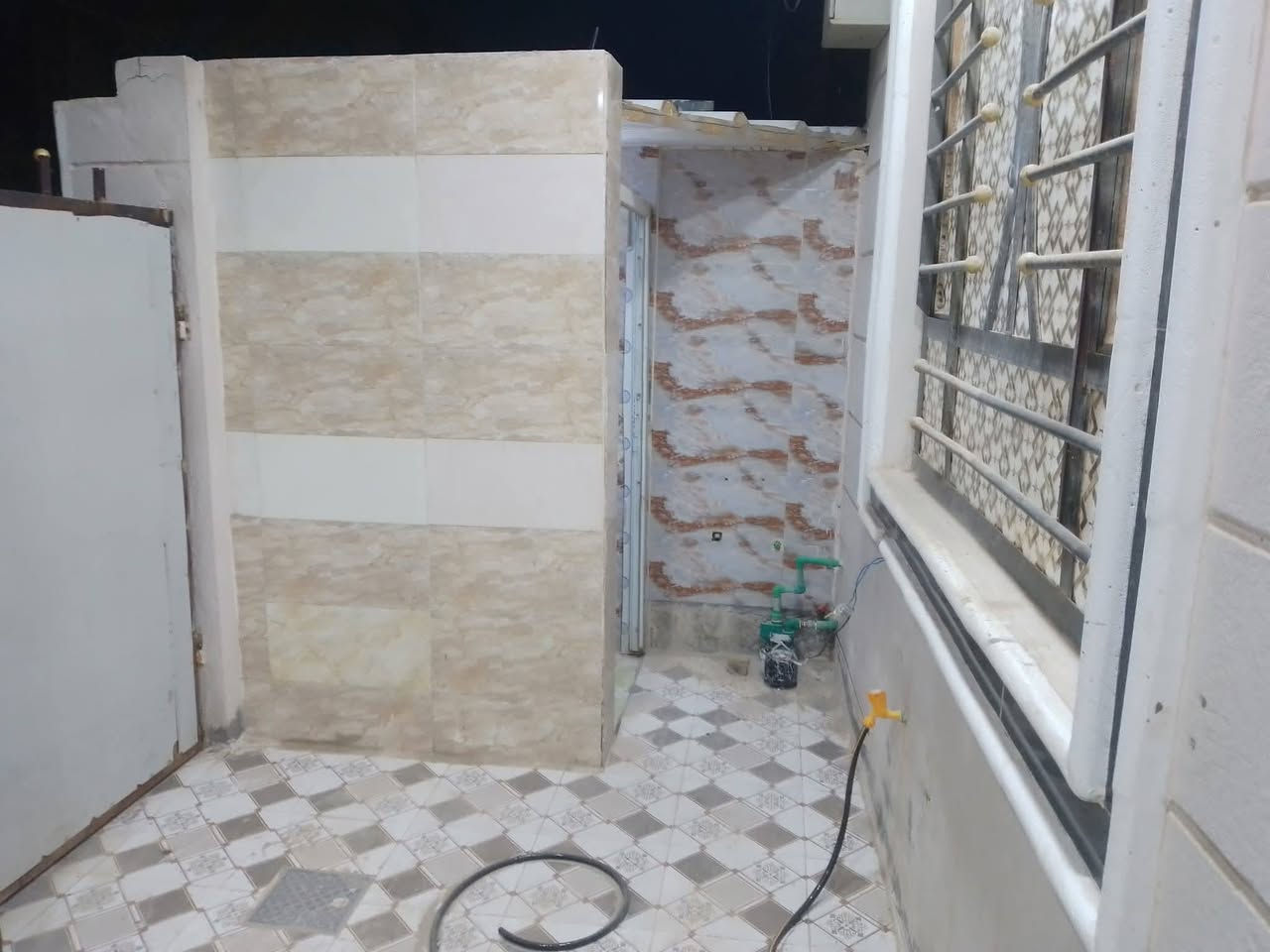 تحيه طيبه
بيت للايجار نظيف جدا بناء جديد ١٠٠ م مربعه طابق واحد 

يحتوي على غرفه واستقبال وهول ومطبخ  ومجمع صحيات 

🌺🌺🌺

شارع ٨٠ الفرع المقابل مول سيد زيد قريب من الشارع 

مطلوب عائلة صغيره 

مبلغ الايجار ٢٥٠ الف شهريا 

***********

اتصال فقط
