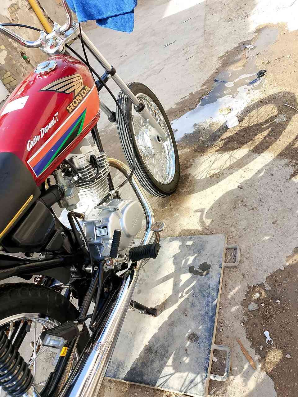 دراجه للبيع كفاله عامه من تاير لوره للكدام 
بدون وراق تعمير جديد مكاني عماره 
***********
