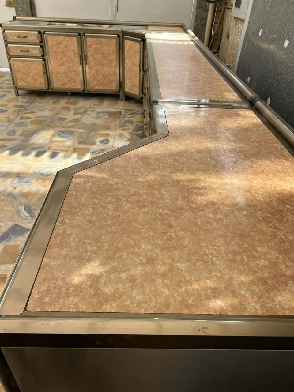 كاونتر كثير نظيف قياس السنك مترين و37 /قياس الوسط مترين /قياس الزاوية مترونص
للاستفسار عالرقم ***********
