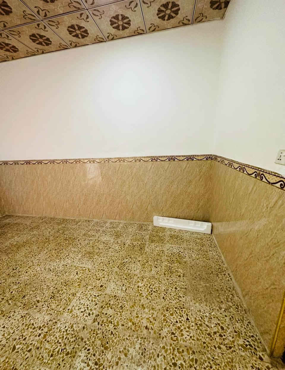 دار ايجار 100 متر حي الوفاء غرفه وصاله ومطبخ واستقبال كاشي سيراميك نظيف 
للاستفسار واتساب فقط
*********** النجف, العراق
