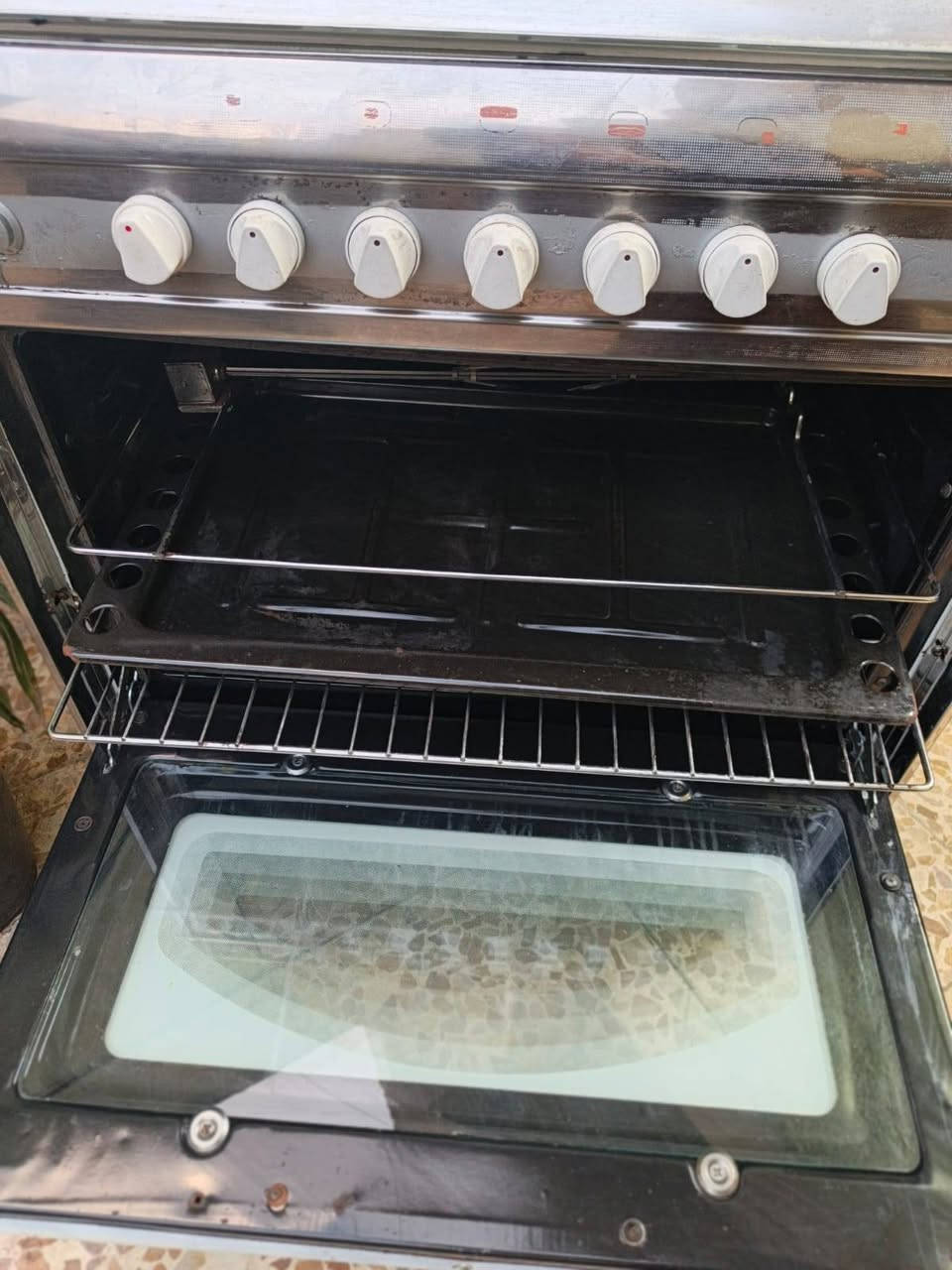 طباخ يونيفرسال مصري ابيض خمس عيون افران منفصله شوايه وكلوب كله شغال تاخذون على الفحص قياسه 60×90  للبيع الاستفسار خاص او رقم *********** وتساب
