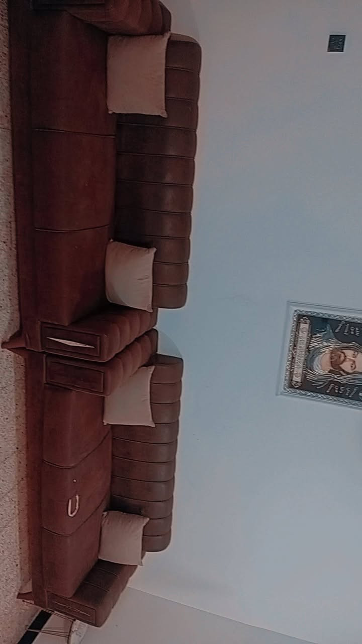 سلام عليكم  تخم للبيع مستعمل  المقاعد جلد مع كوشات  لون قهوائي ولكوشات جكليتي سعرة ٤٥٠ وبي مجال مع البردات لي معروضة بل فيديو  ويوجد فرشة كنبار  جديدة مستعملة قليل ***********
