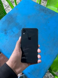 ايفون xr ذاكره 128 بطاريه 76  كسر في الشاشه ما تأثر على اللمس الجهاز م...