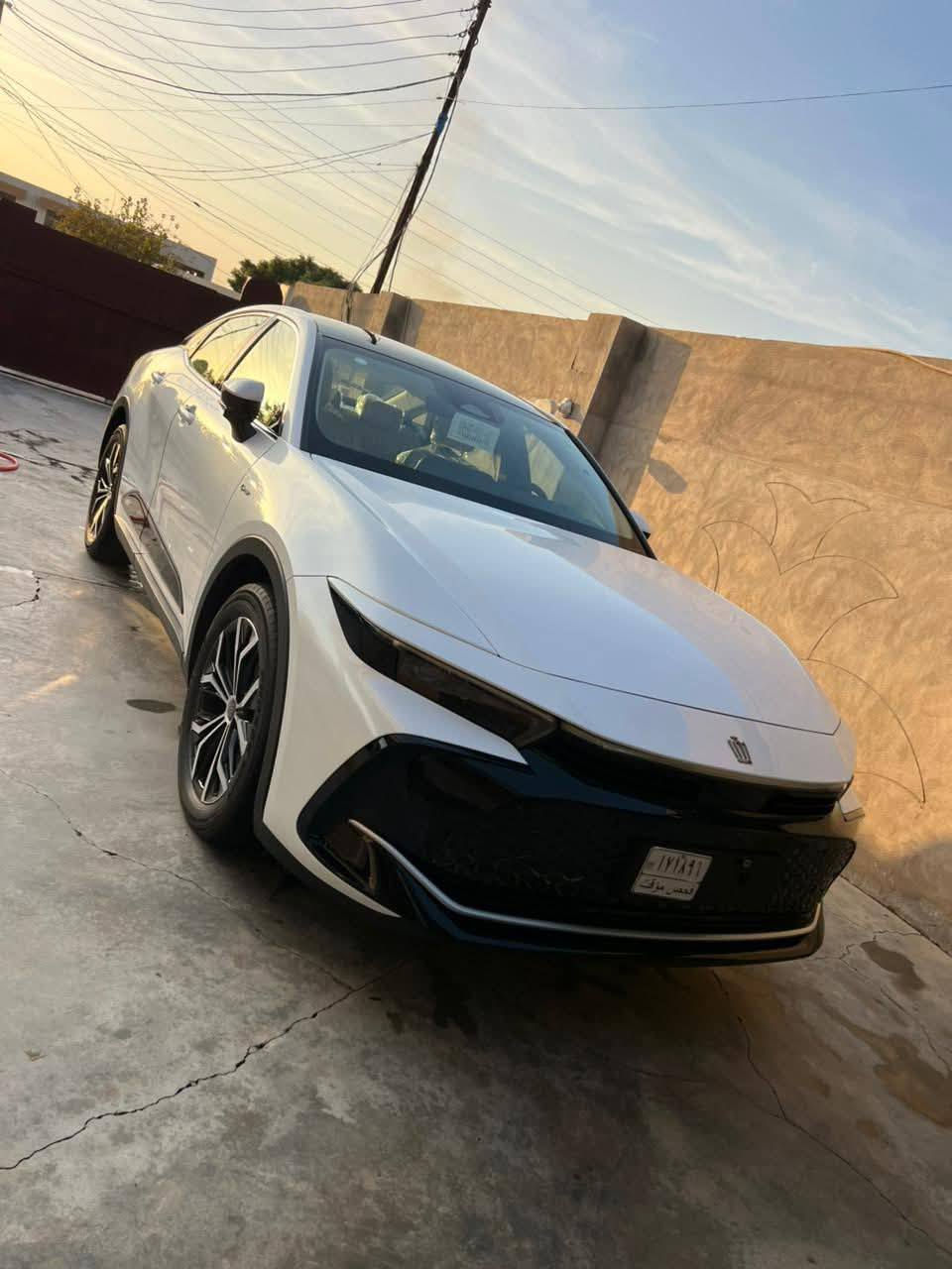 تيوتا كراون موديل 2026 HEV  زيروو
مرقم بغداد كامل سنويه باسمي
عبد اللطيف جميل بريميوم
فول مواصفات
محرك 2500 هايبرد
سقف بانوراما 

4 كاميرات 360 درجة
4 رادارات
4 عدسات
مقاعد الامامي وخلف كهرباء
تبريد كشنات
داخل صاج فورميكا
باقي المواصفات معروفه
غراض السياره كامله في الصندوك
سياره زيرو غير 
*********** حسن العبيدي
