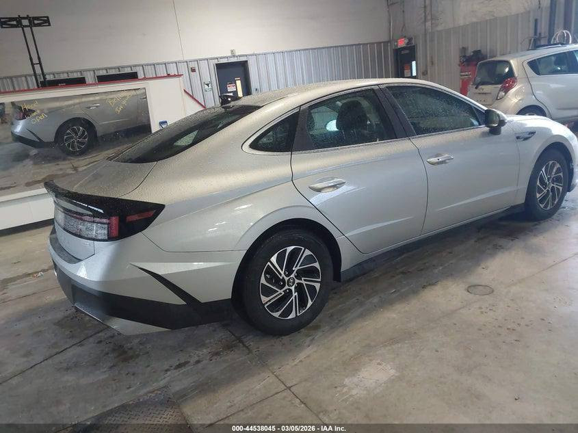 2026 HYUNDAI SONATA HYBRID BLUE 
اللون/سلفر
/عداد المسافة 3,818 mi
المحرك  2.0L I-4  
القيادة :تعمل وتسير
 المفتاح  :  موجود 
الحادث : كما موضح في الصور
تاريخ المزاد :17/2/2025الساعة 4:30م
شراء و شحن السيارات من  المزادات الامريكية و الكندية الى العراق و الاردن و الامارات بأنسب الاسعار و اسرع الاوقات  كما توفر لكم الشركة في مقرها بالاردن صيانة السيارات باسعار مناسبة  ثم شحنها وتخليصها  الى كافة المحافظات االعراقية وكردستان  ومع ضمان لكم سرعة الانجاز بالطرق  القانونية وبناقلات عراقية كما توفر لكم الشركة خدمة بيع سياراتكم في معرضها الكاىن بالزرقاء بالمنطقة الحرة لمن يرغب  بدلك لمزيد من المعلومات يرجى زيارة مكتبنا الكائن في بغداد -صليخ_شارع ل٦٠٠/شارع التفاحه / (مكتب الرحمن )  او الاتصال على الرقم 
 ***********
ومقرنا بالاردن -المنطقة الزرقاء المنطقة الحره/شارع ١٧ (شركة قمر المدينه)
عمان: 009647708710458
