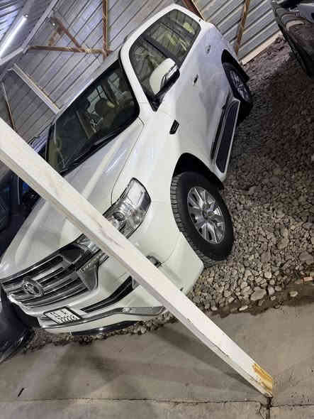 السلام عليكم للبيع تيوتا لاندكروز  2017 شركة جيهان مكفولة كفالة عامة رقم بغداد مميز باسمي بيع او امراوس بلاندكروز من موديل 22الى 25 ماشية 140 السعر 540 مع الرقم المميز مكان السيارة ذي قار قضاء الرفاعي ***********/***********
