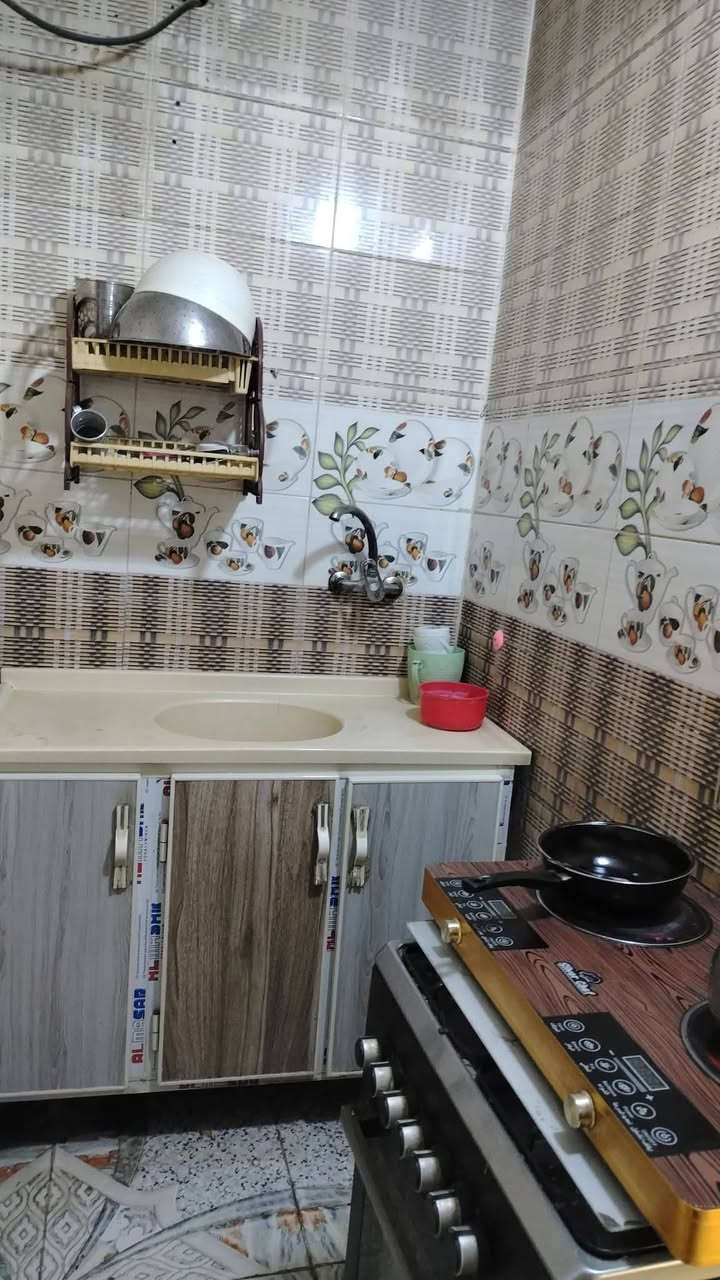 السلام عليكم نص بيت بالحيانيه قرب سوق القسم نضيف بناء موقديم طابقين طابو ٣غرف بي وموزع وهولين كبار مطبخ وصحيات سعر البيت ٦٩وبي مجال اتصل بالرقم بي واتساب ***********
