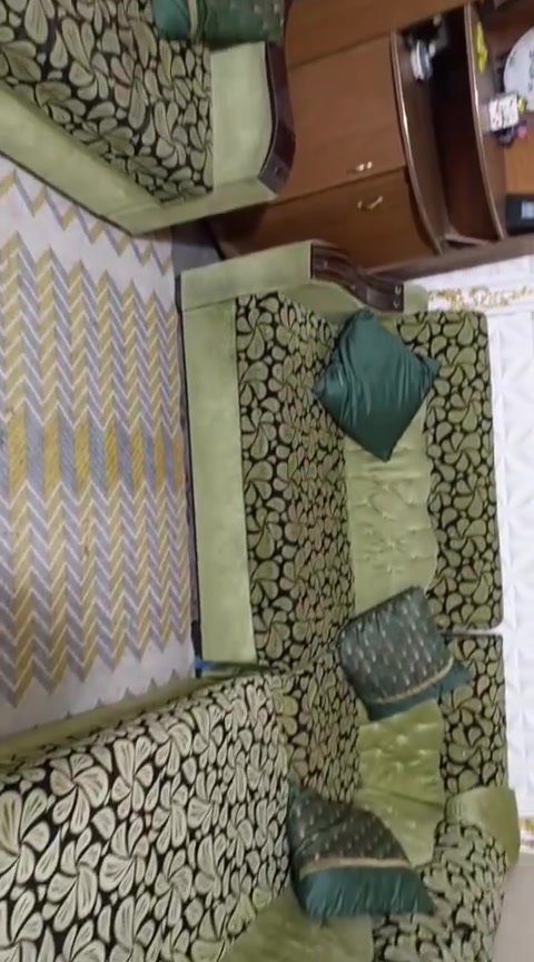 تخم للبيع 10 مقاعد طوله 680 
قطعه وحده فقط السفنج زاحف
رايده ب 140 الف 
عنواني حلة شارع 80 
*********** واتس اب
