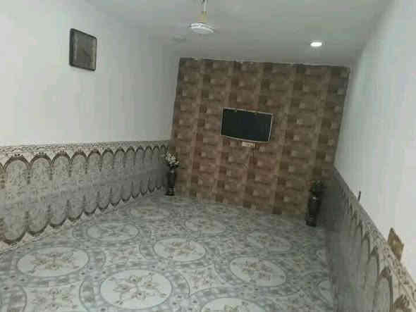 السلام عليكم. بيت للبيع بحي الحكيم قريب م̷ـــِْن جهه الدبيه. مساحه 160 متر. مكون م̷ـــِْن عرفتين مساحه الغرفه الواحده 4x4. وهول واستقبال ومطبخ وصحيات نزال البيت 20 مبني م̷ـــِْن البلوك مبيض اساس طابوك.  السعر 34 وبي مجال..  للاستفسار  ***********
