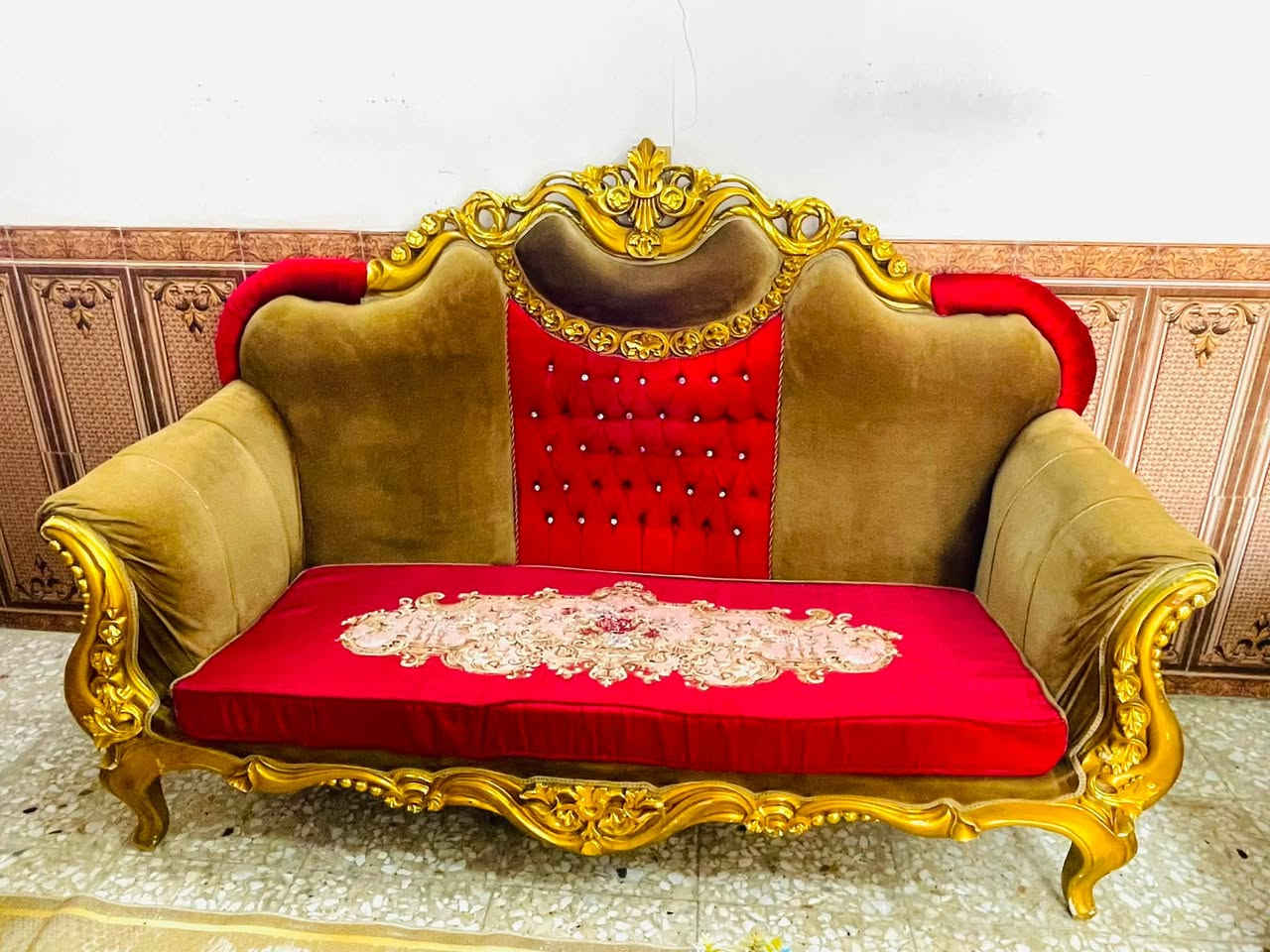 تخم ملكي زان مصري ١٠ مقاعد تكمه نضيف جدآ اي ضرر ما بيه السعر ٣٢٥ وبيه مجال العنوان البلديات الرقم ***********
