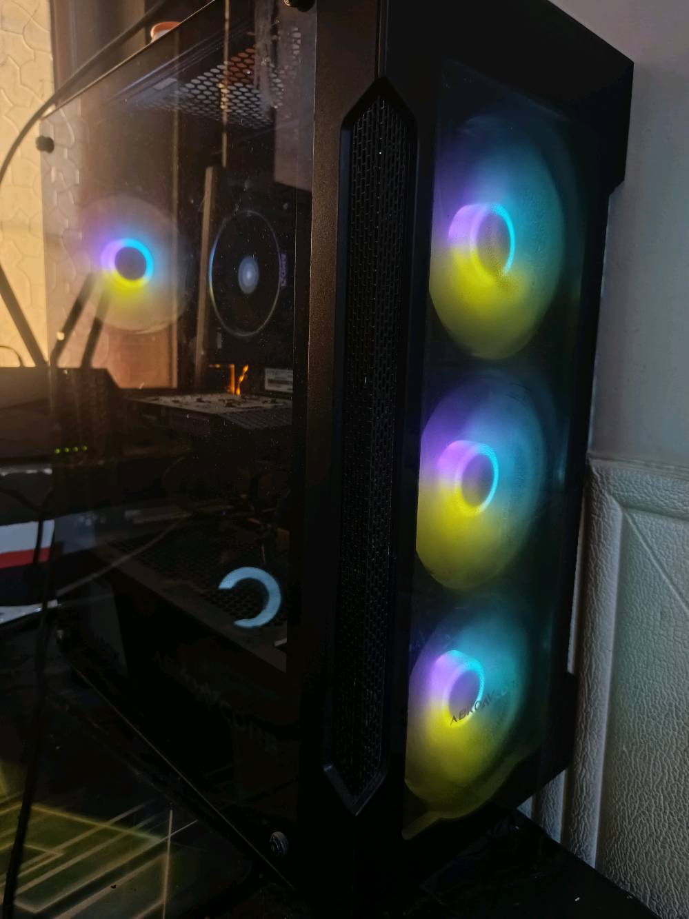 r5 3400g 
gtx1050 ti 
ram 8g
مساحه تخزين hdd+ssd 
شاشه acer 75hz
ماوس ريد دراگون+كيبورد+سماعة كيمنك
مكاني نجف ***********