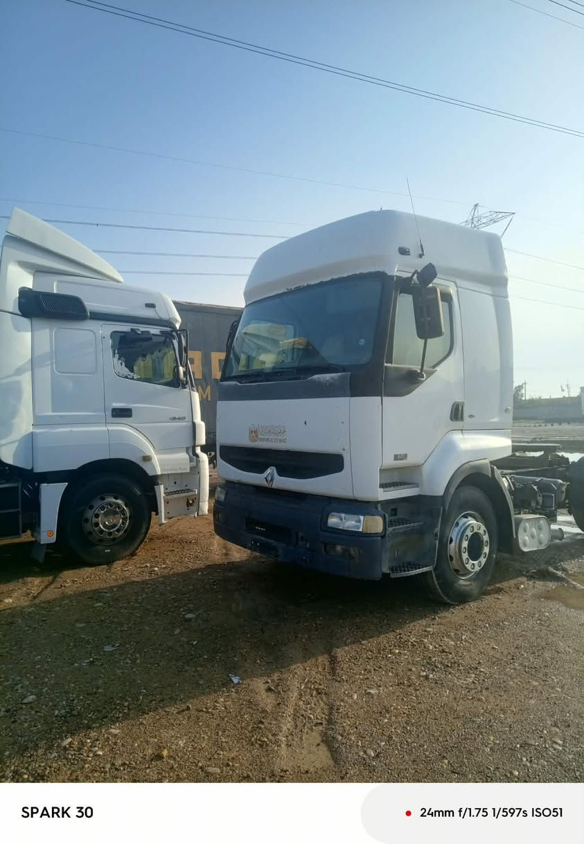 سياره رينو للبيع موديل 2001 سنوية جديده28 مكان واسط الدبوني رقم***********
