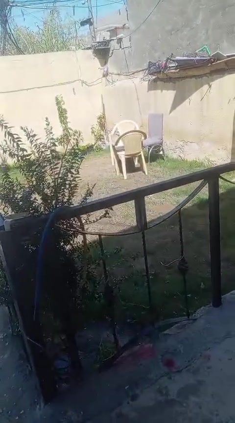 للبيع بيت مساحته 200متر بي غرفتين نوم وصاله ومطبخ وصحياد داخليه وصحيات خارجيه وطرمه كبيره وحديقه كبيره لبناء بلوك ولسكف صب مسلح ولرضيه صب ارضيه جايبله مرمر عوزه بس سمنت ورمل مكانه بغداد شارع الجزيره منطقت الصلاح قرب مدرست عشتار،مقابيل مولد نوع العقار طابو زراعي 117لسعر 43وبي مجال لشراي***********
