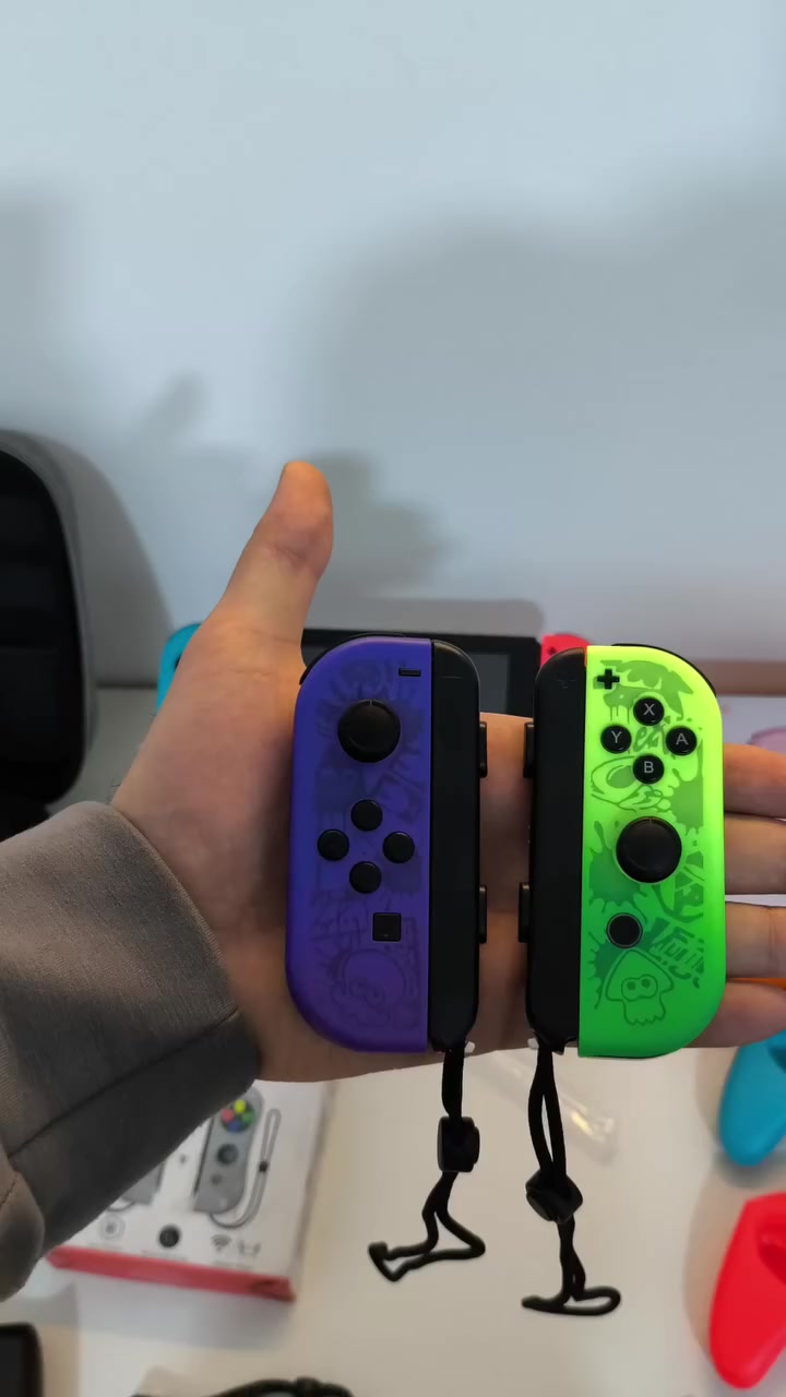 السلام عليكم (للمراوس بستيم ديك)
نتيندو سويتش 
Netindo switch 
الجهاز نظيف كلش ومابي اي مشكلة عالفحص 
مهكر نظامين اونلاين اوفلاين 
الملحقات:
1_رام سان ديسك اصلي 500gb مليان العاب 
2_دوك الاصلي 
3_كيبل hd الاصلي 
4_جوي كون الاصلي 
5_دوك اضافي 
6_جوي كون اضافيات عدد 3
7_جويستك pxn عالية الجودة
8_جنطة 
9_حافظة+كفر 
10_قبظات جوي كون عدد6 
11_شاحنة جوي كون 

اخوان الجهاز للمراوس بستيم ديك حتى لو ذاكرته 64 
يوجد توصيل لكل محافظات العراق 
***********
