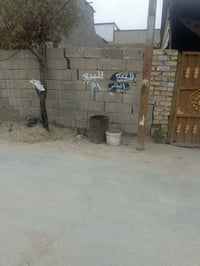 قطعة مساحة 100م  تحتوي على بناء غرفه كبيره. ماء كهرباء مجاري.. تبليط  ...