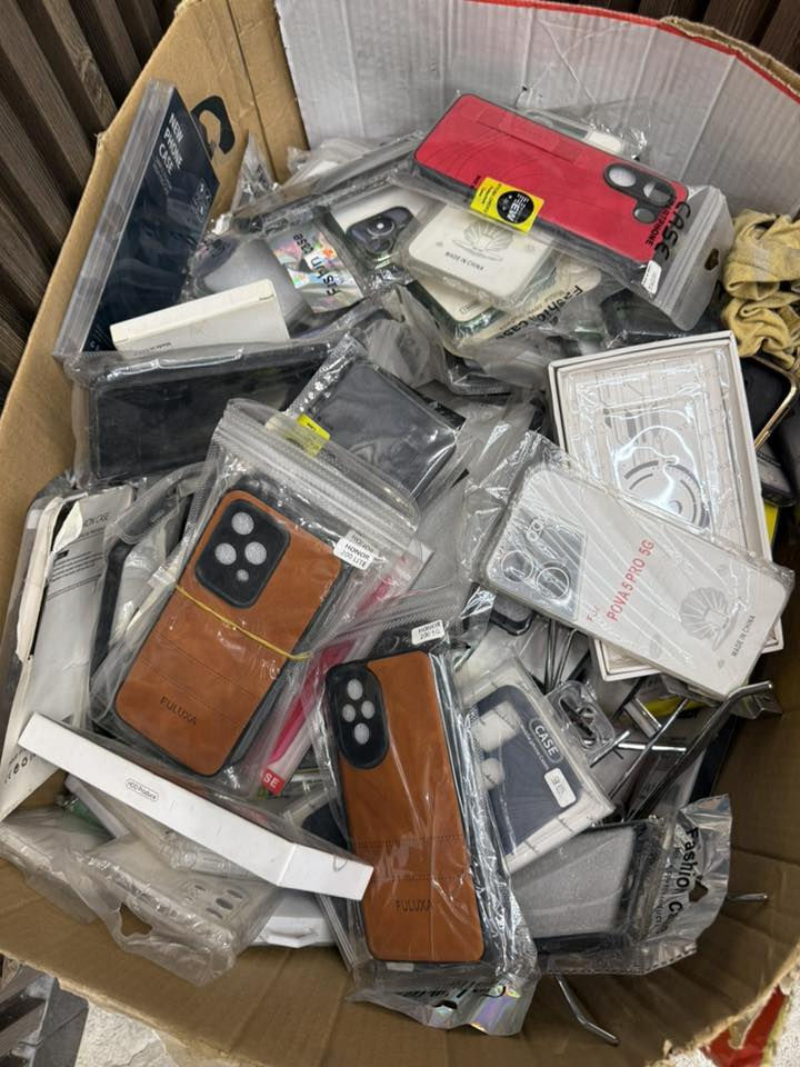 مجموعة كفرات منوعة
سامسونك وايفون وتكنو وهونر وانفنكس 
تقريبا من ٢٥٠ إلى ٣٠٠ كلها كفرات حديثة وحلوة 
السعر مناسب جدا  ١٠٠ الف فقط 
بغداد ابي غريب 
راسلني واتس اب وتدلل
***********
