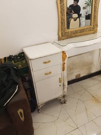 عندي ميوزه 2 وكومديات 2 ومرايات 2 مال مثل الي بصوره حلاقه للبيع للستفس...