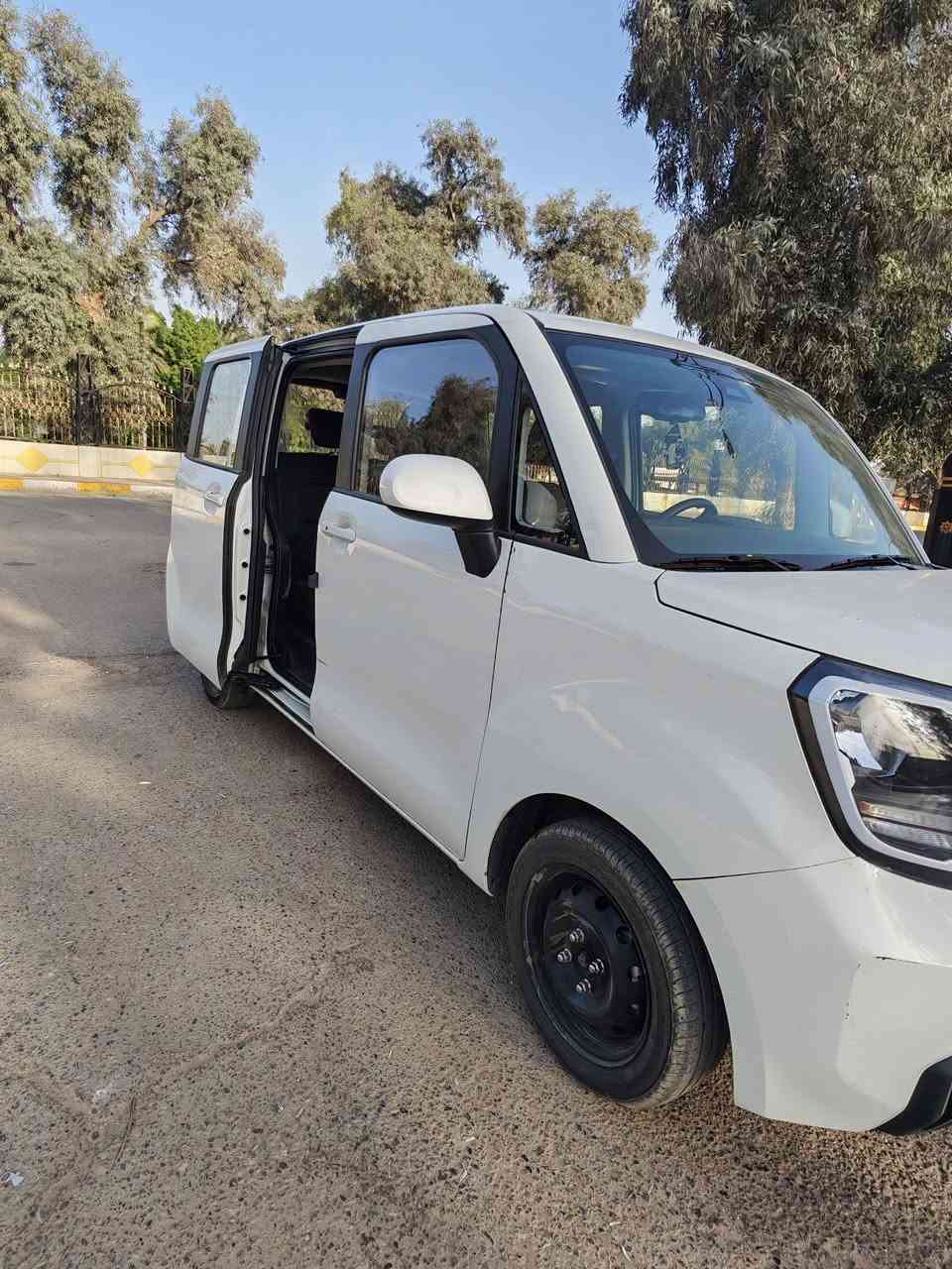 السلام عليكم 
Kia Ray 2024 للبيع 
السيارة كهرباء بلكامل مرقمة بغداد الجديد
المواصفات 
بصمة تشغيل 
بصمة ابواب 
هاند بريك بصمة 
رادار امامي 
حساسات خلفية 
كامرة خلفية 
تحكم ستيرن كامل 
تدفئة كشنات 
تحديد مسار 
اوتو هولد
شاشة كبيرة 
لايت لد امامي خلفي 
كروز سرعة 
الكراسي الخلفية قلابة 
وبعد بيهة هواي موصفات 
الشحنة الكاملة تمشيك 300 كيلو متر بلسرعة الاعتيادية 
السيارة ضررهة باب السلايت ومبدل نفس اللون ويرادلهة تكحيلات بسيطة 
السعر 12,500$ وبيهة مجال 
مكان السيارة بغداد / مصفى الدورة 
***********
