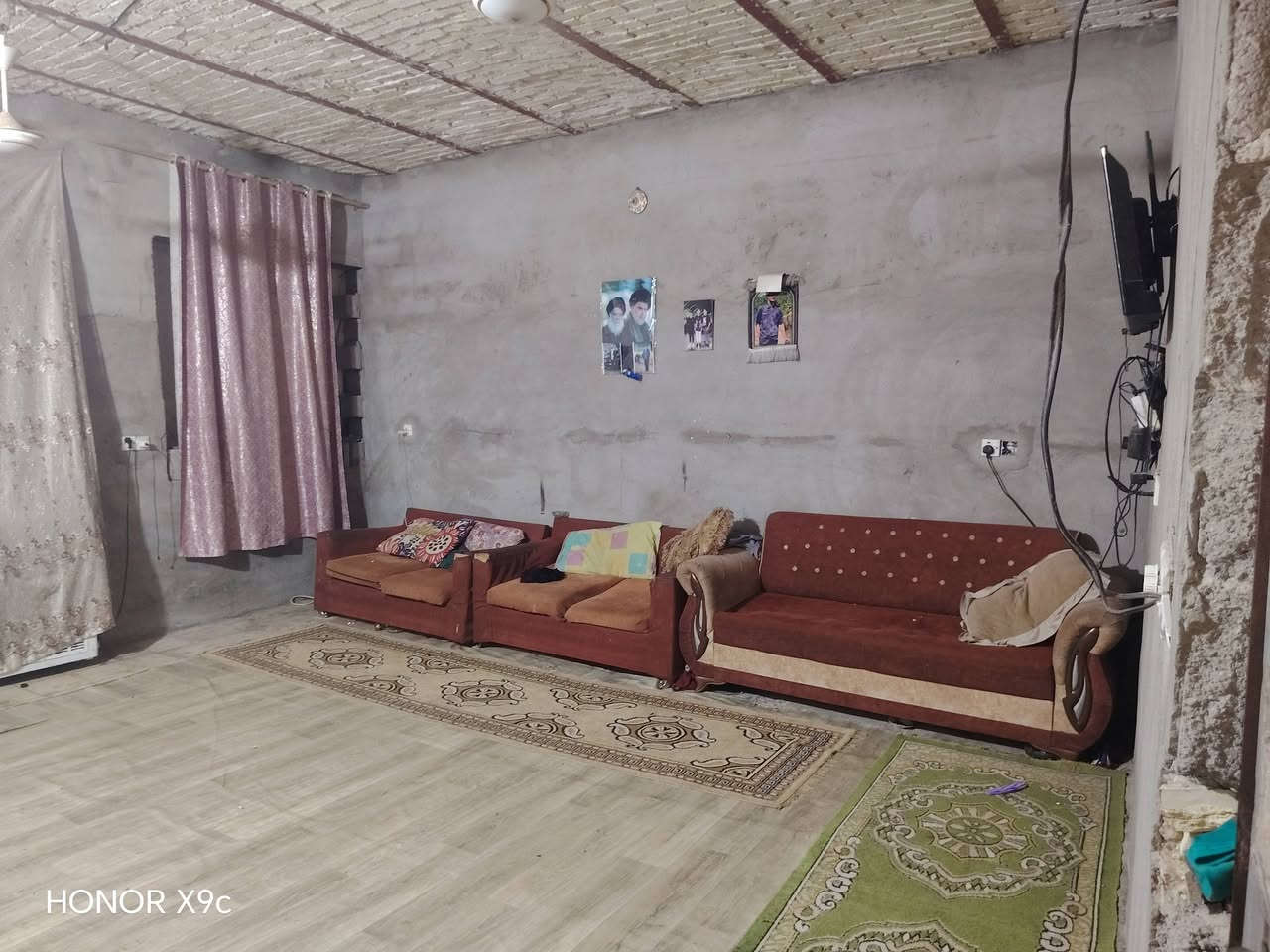 السلام عليكم بيت للبيع مساحته 280 المعامل عمار يخلف مطعم الحجي زراعي واقع حال سعر البيت سعر البيت 27 نقد واقساط متوفره جميع الخدمات خلف مطعم الحجي قرب حسينيه ام البنين اللي ما يشتري لي يتصل ***********
