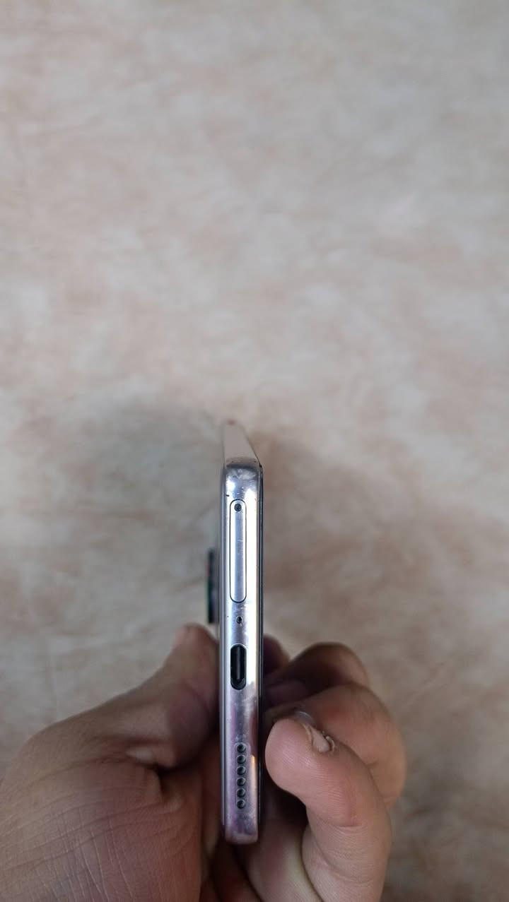 سلام عليكم
موبايل تكنو كامون 40 
ذاكره 256 نضافه 💯 
مكان حي العامل للستفسار 
***********
