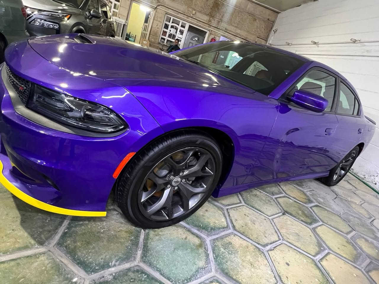 دوج جارجر خليجي  وكاله هارلم 2019 GT
 
المحرك: V6/3600 

 اللون : بنفسجي مميز داخل احمر

عداد المسافه 29  الف ميل

السعر 250

المواصفات : 

   •فتحة سلايد
* المصابيح الأمامية مع LED . 
* حساسات .
* شاشه كبيرة مع نظام ملاحة نفكيشن GPS .
* الشاشة مع اوپشنات SRT . 
* ويل قياس 20 انج GT plas
* مقاعد جلد  .بلون السيارة 
* كشن السائق كهرباء .
* تشغيل عن بعد .   .
* كاميرا خلفية .
* مرايا متحسسة للاضاءة العالية .
   • كير شفتات .
* سوبر تراك باك 

السياره بيه دعاميه وبنيد صبغ 

مكان السياره : بغداد

للاستفسار : ***********
