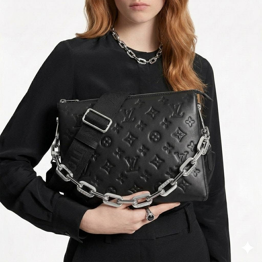 لأصحاب الذوق الجميل المتميز 💯 حقيبة Louis Vuitton Coussin PM باللون الأسود، وتتميز بجلد حمل منفوخ ومزين بنقشة Monogram

مواصفات وتفاصيل التصميم:
♦️الخامة الأساسية: صُنعت الحقيبة من جلد الحمل الناعم والمنفوخ (Puffy Lambskin)، المزين بنقشة Monogram الأيقونية البارزة والمحفورة بالكامل على الجلد.
♦️الإكسسوارات: تأتي بقطع معدنية وسلسلة كتف عريضة باللون الفضي اللامع والمنقوش عليها شعار الدار.
♦️الحمل والأحزمة: تحتوي على حزام قماش عريض وقابل للتعديل والإزالة للحمل الكاجوال (Crossbody)، بالإضافة إلى السلسلة المعدنية الفضية الأنيقة لحملها على الكتف أو كحقيبة يد.
♦️التنظيم الداخلي: مقسمة من الداخل إلى 3 مساحات تخزين منفصلة مع إغلاق محكم بسحاب علوي.
.
.
الاعتماد كارت اسيا او تحويل سوبر كي 
#تابع_منشورات_الصفحه


**إذا كنت صاحب هذا الإعلان وتريد حذفه لأي سبب، رجاءا أرسل رسالة إلى الدعم الفني**