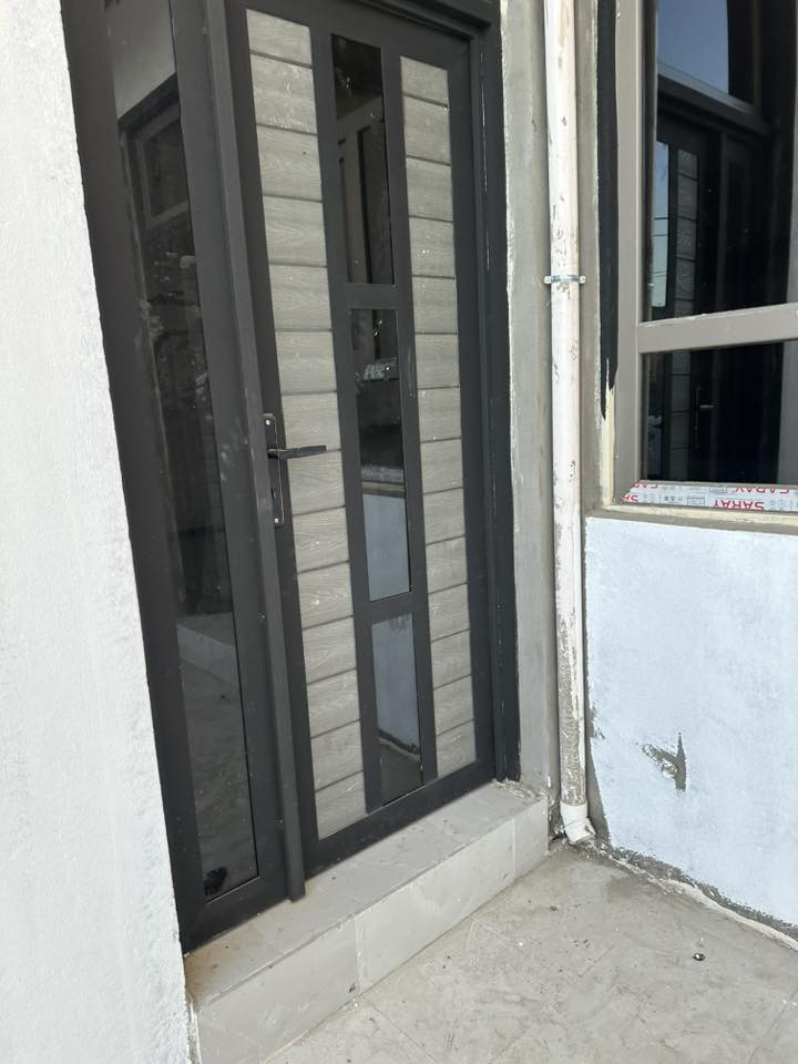 دار للايجار مجمع الجامعه النموذجي (حيدر هندي )
بناء حديث يوم الجمعه يتم تسليم الدار 
يحتوي على غرف نوم عدد ٢ وصاله ومطبخ واستقبال وكراج سياره
خدمات كامله كهرباء تبليط مجاري ماي 
سعر الايجار ٤٠٠ الف دينار شامله الماء والكهرباء 
للاستفسار الاتصال على الارقام التاليه 
او مراجعة مكتب الحولي للعقار 
***********
***********
