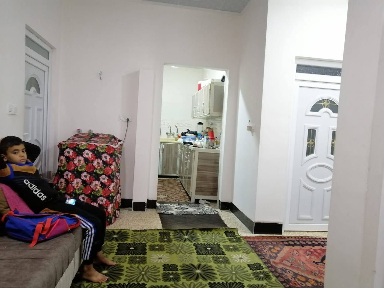 شقه في حي المحاربين للايجار طابق ثاني مدخل معزول مغلق غرفتين وصاله وخدمات  أبواب بلاستك سيراميك ودكتات مبرده بناء قبل ٣ سنوات حديث واجهه ١١ متر .للاستفسار ***********

