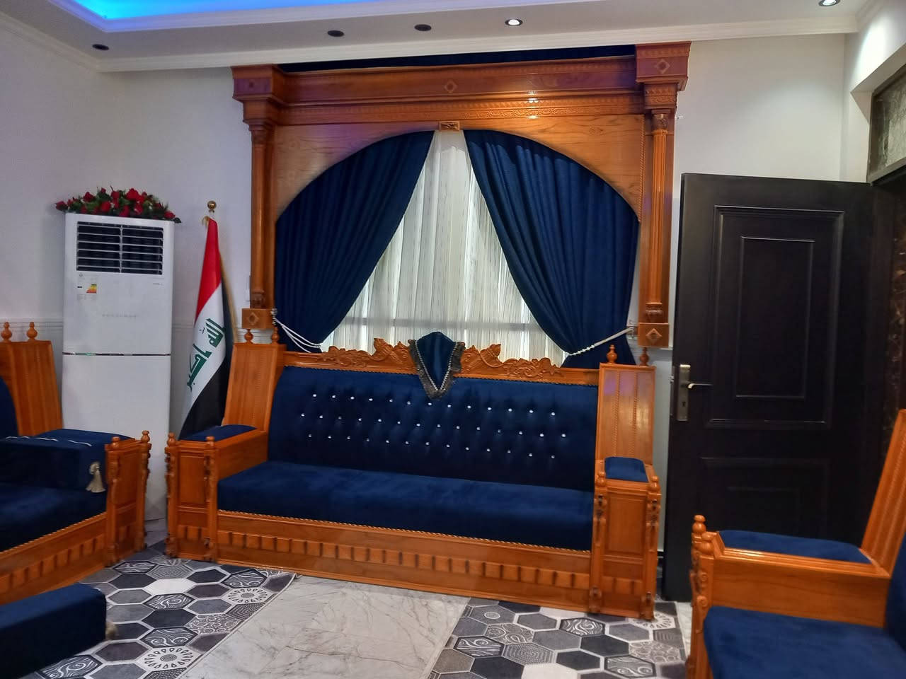 السلام عليكم عندي مسرح شباك عدد ثنين ٢ رتفاع متر ٥٠ طول ٢متر *********** خشب عراقي درجه اول مانه الله مسويه ٨٠٠الف
