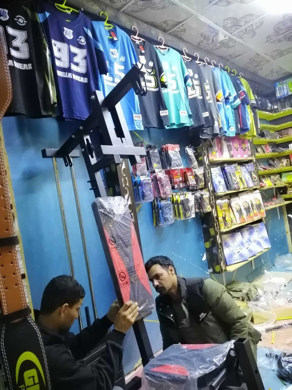 اللهم صل على محمد وآل محمد..
تم افتتاح محل كابتن كرار الأول مره في الحمزه الشرقي. للمستلزمات الرياضية التي تخص الرشاقة... 
لدينا جميع الأجهزة الرياضية للبيع والشراء.
العنوان شارع الهوى قرب أسواق هايبر ماركت.
الاستفسار واتساب ***********..
