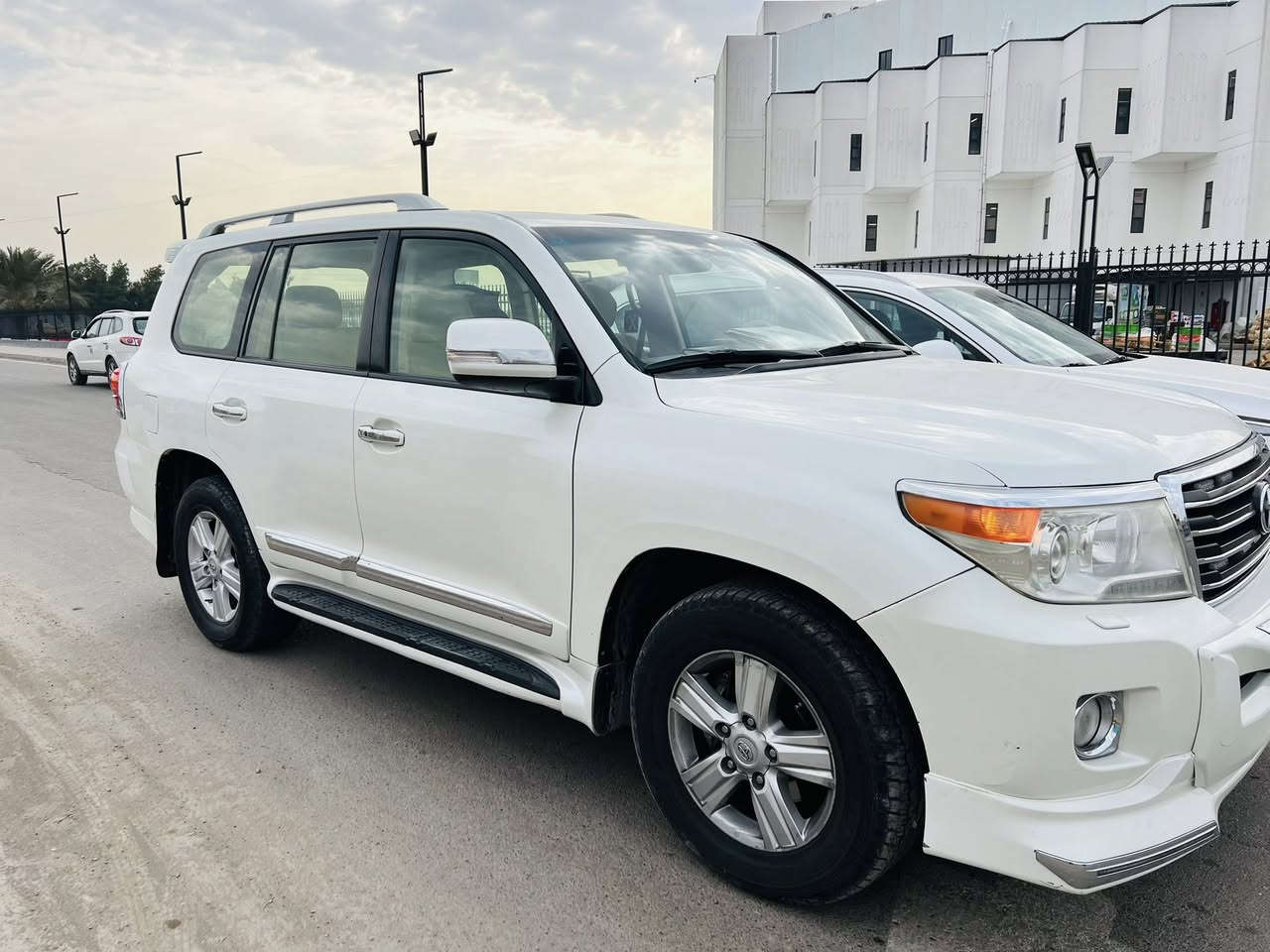 السلام عليكم لاندكروز 2013 اصلي باب اول  فول مواصفات للأخير معرفة موصفاتها
بدون صبغ كامره امامية خلفية 
مكاني بغداد 
💸السعر 350 ورقه 💸💸
رقمي ***********
