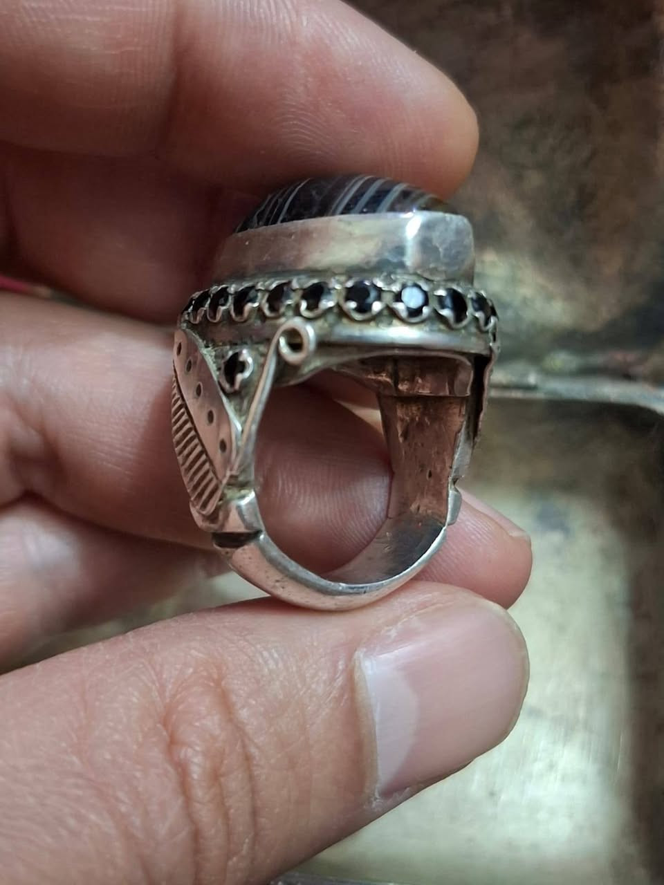 خاتم صياغه يدويه
جزع يماني حبشي قديم 
باسم زاروكه وزن ثقيل 
225  الف***********
