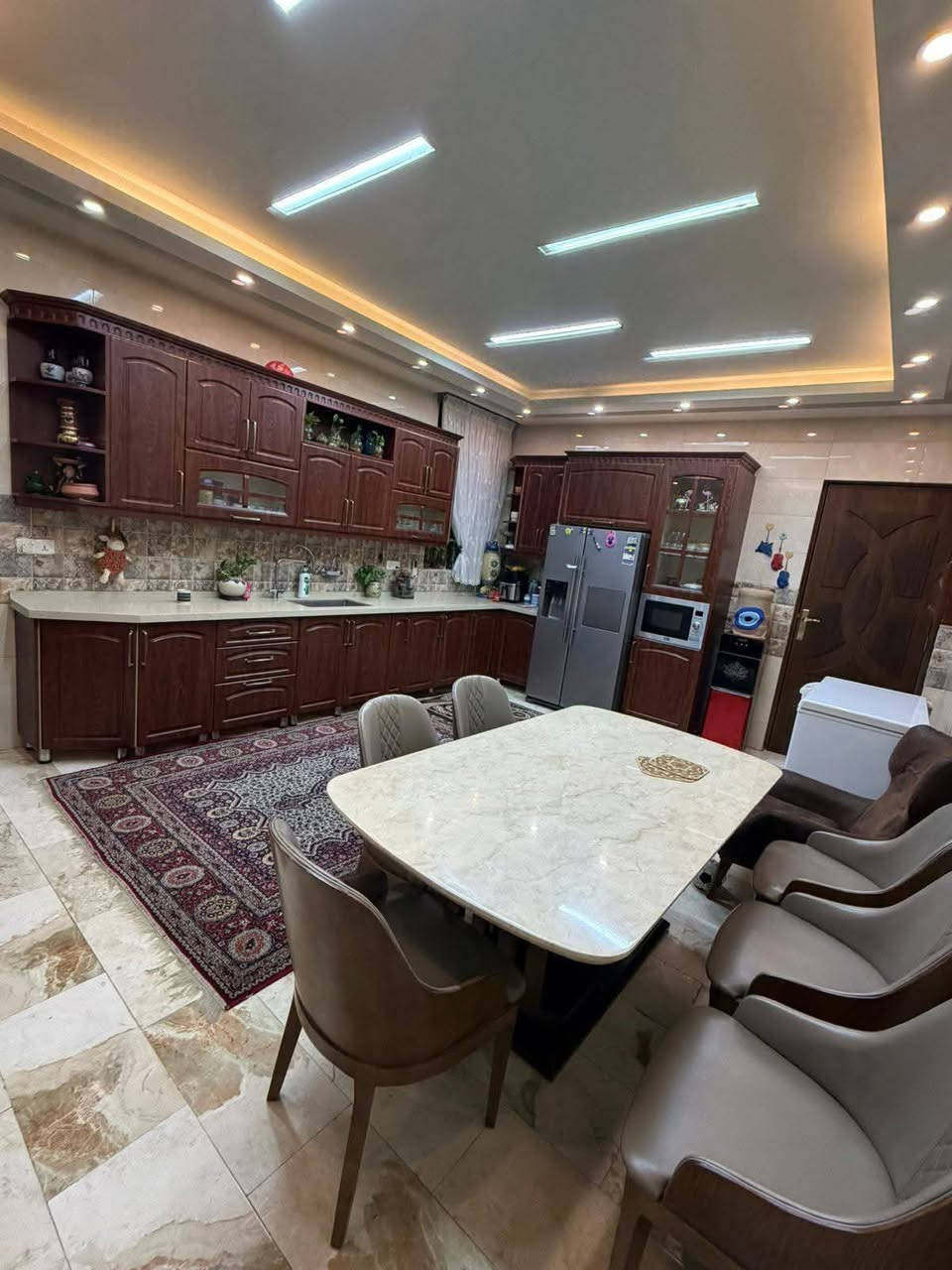 من رخصت أخوية الأدمن عندي ٢٠٠م لبيع واجة ٦.٦٠م نزال ٣٠م بي بناء 2024-2025 كراج حديقة صالة حولي جلسة خدمات غرفة نوم طابق الثاني ٣نوم وخدمات طابق الثالث غرفة بيتونة وسطحين بيت جديد بناء درجة أولى القاهرة الضباط قريب كلية الإمام جعفر الصادق قريب على شركة طلباتي 
الاستفسار على رقم 
***********
