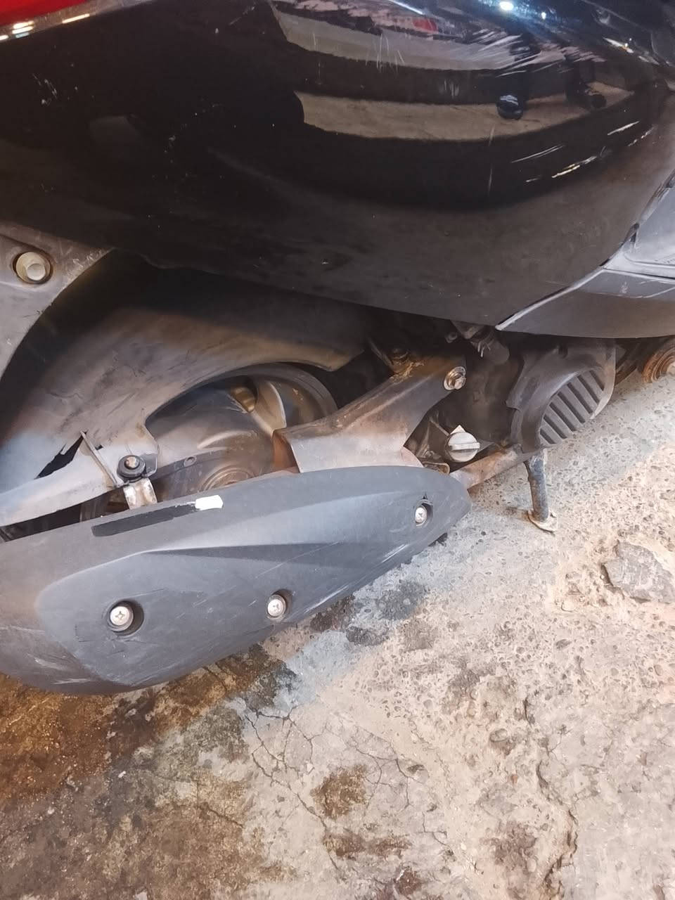 دراجه لكزس مقفوله كفاله عامه لون اسود ماكينه مقفوله كهربائيات شغاله سلفندر اوراقه الرقم فريق ***********
