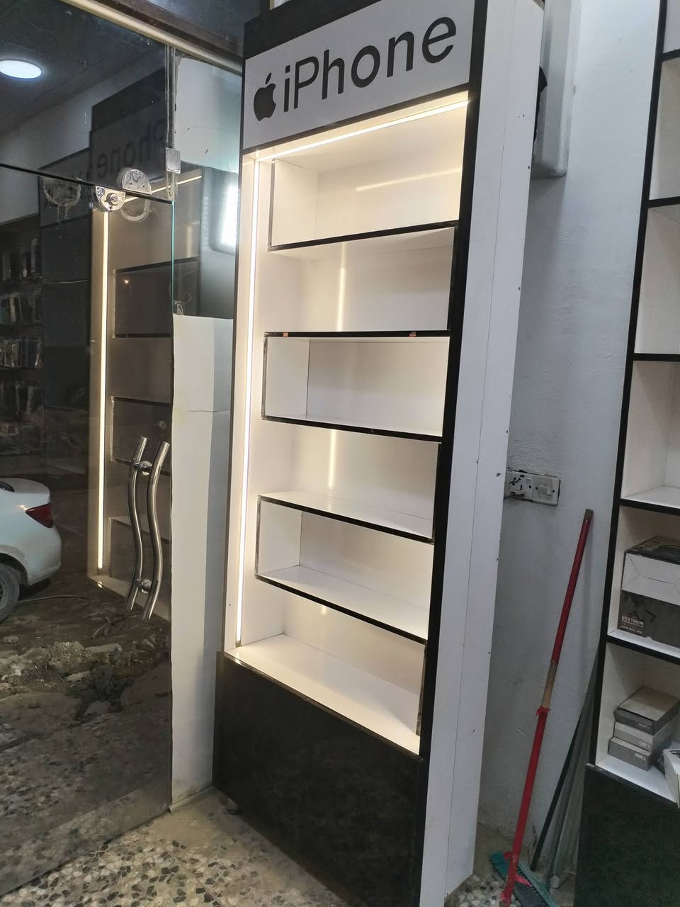 للبيع سعر الفاترينة 110 نظيفات خشب تركي درجة أولى والميز سعره 150 مكاني بابل ***********
